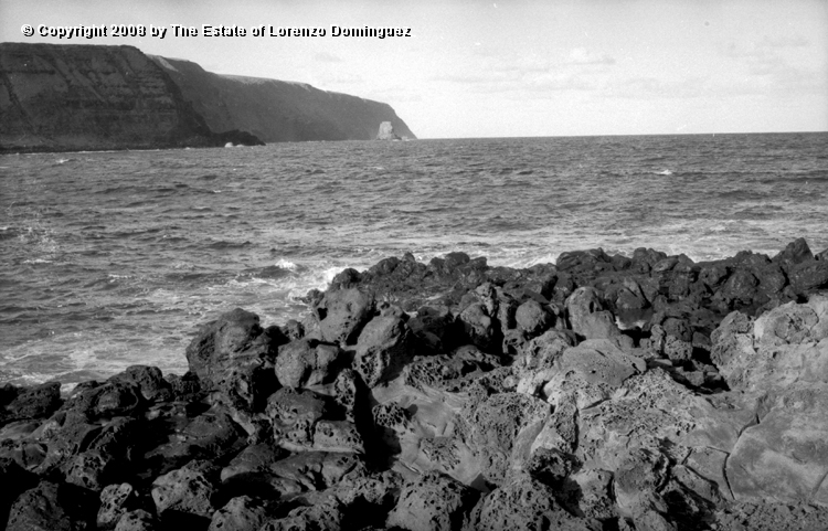 TAM_Ana_Havea_08.jpg - Easter Island. 1960. The Ana Havea bay, the motu and the Poike peninsula.